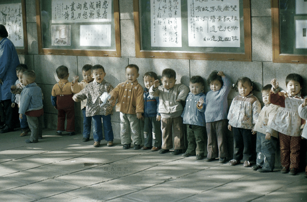 1975年幼儿园外的孩子们