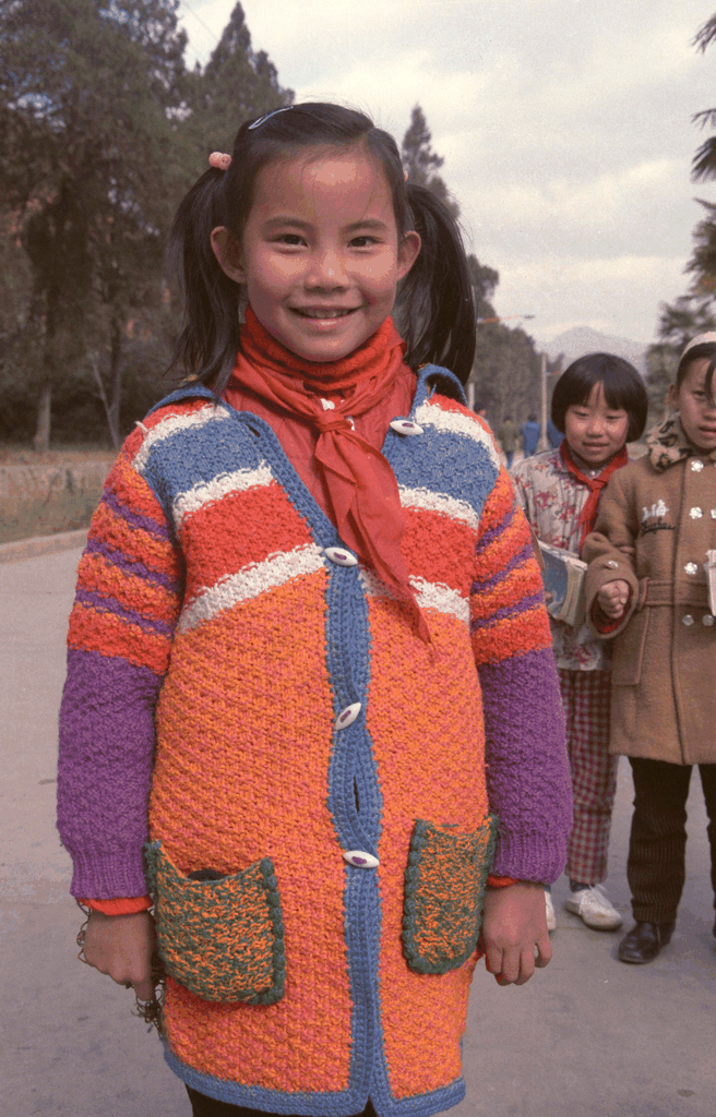 80年代身穿彩色毛衣佩戴红领巾的女孩