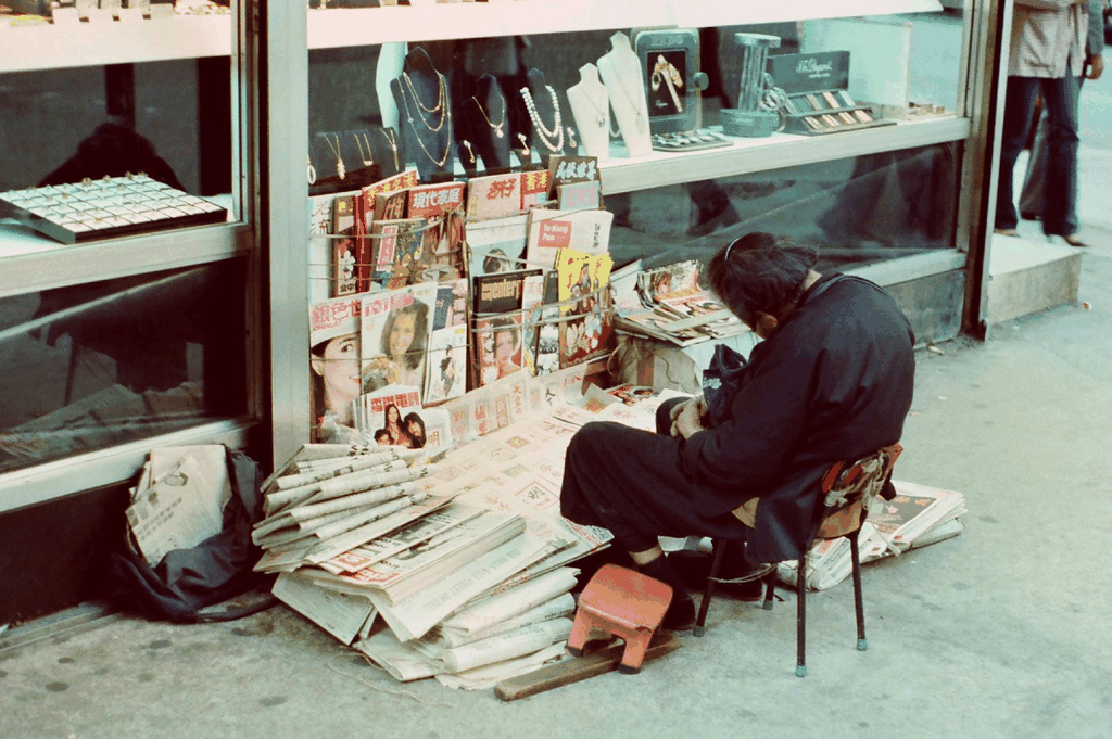 老照片：香港街头的报刊摊与珠宝橱窗