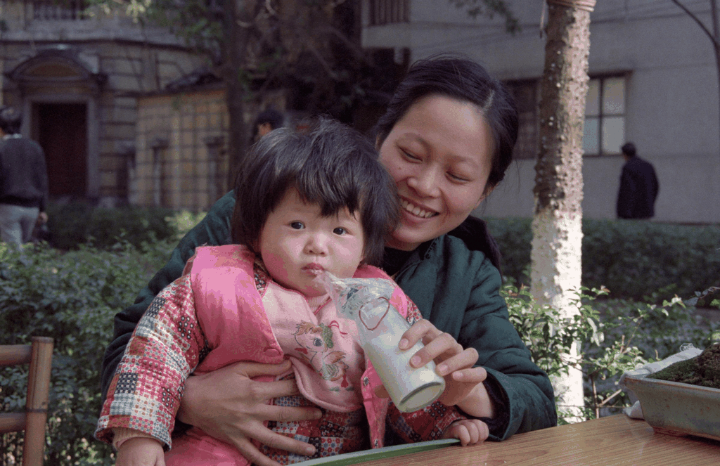 八十年代母子哺乳温情瞬间