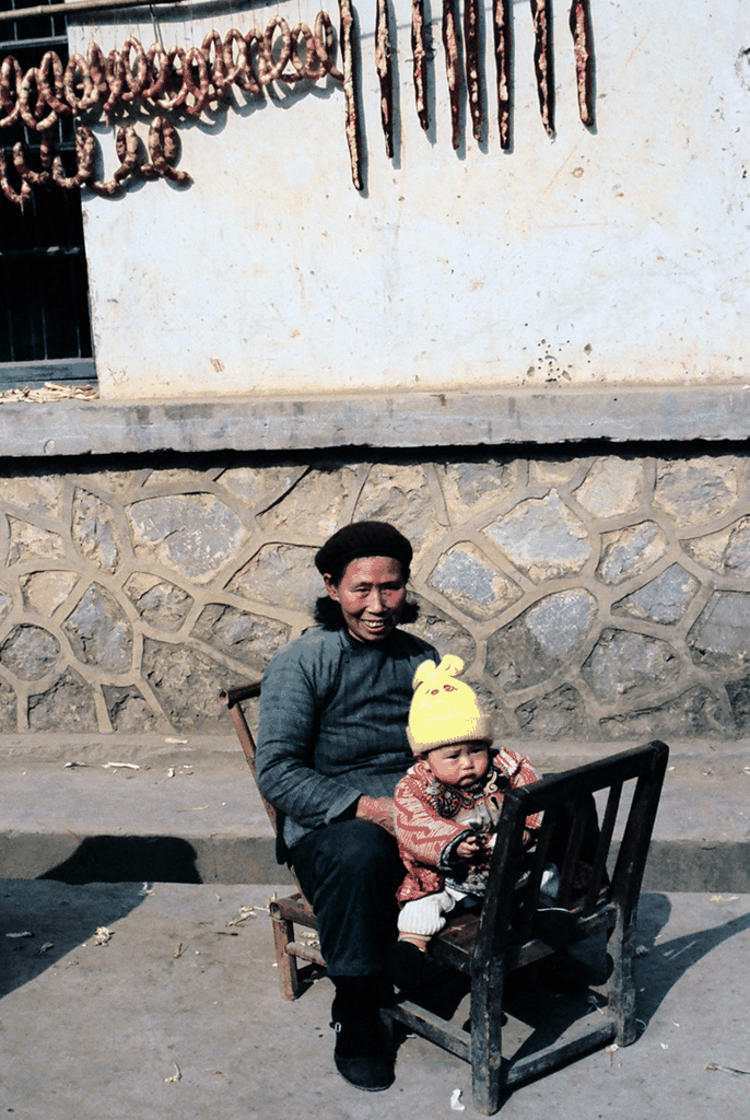 冬日暖阳下的祖孙