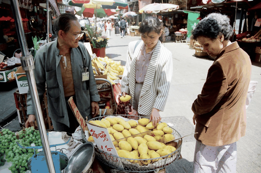 街市一角的温情互动