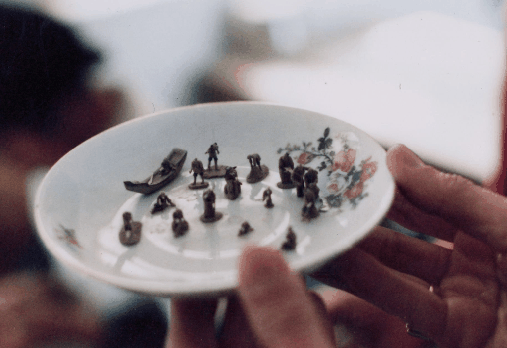 微缩人偶与白瓷盘