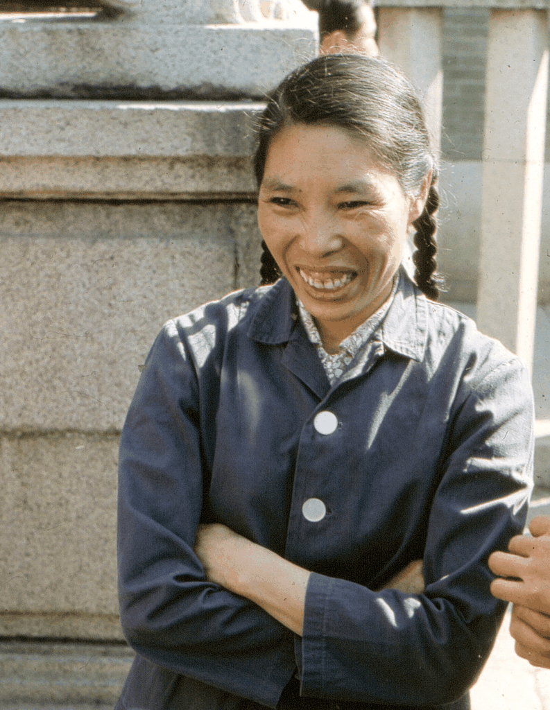 阳光下的蓝衣少女