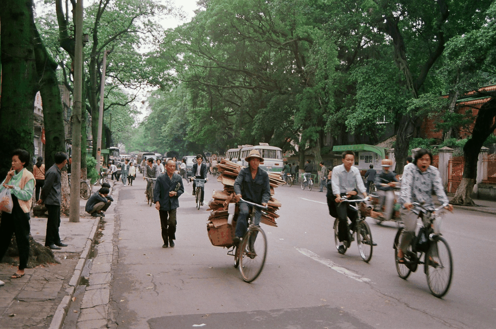 老照片中的街道场景