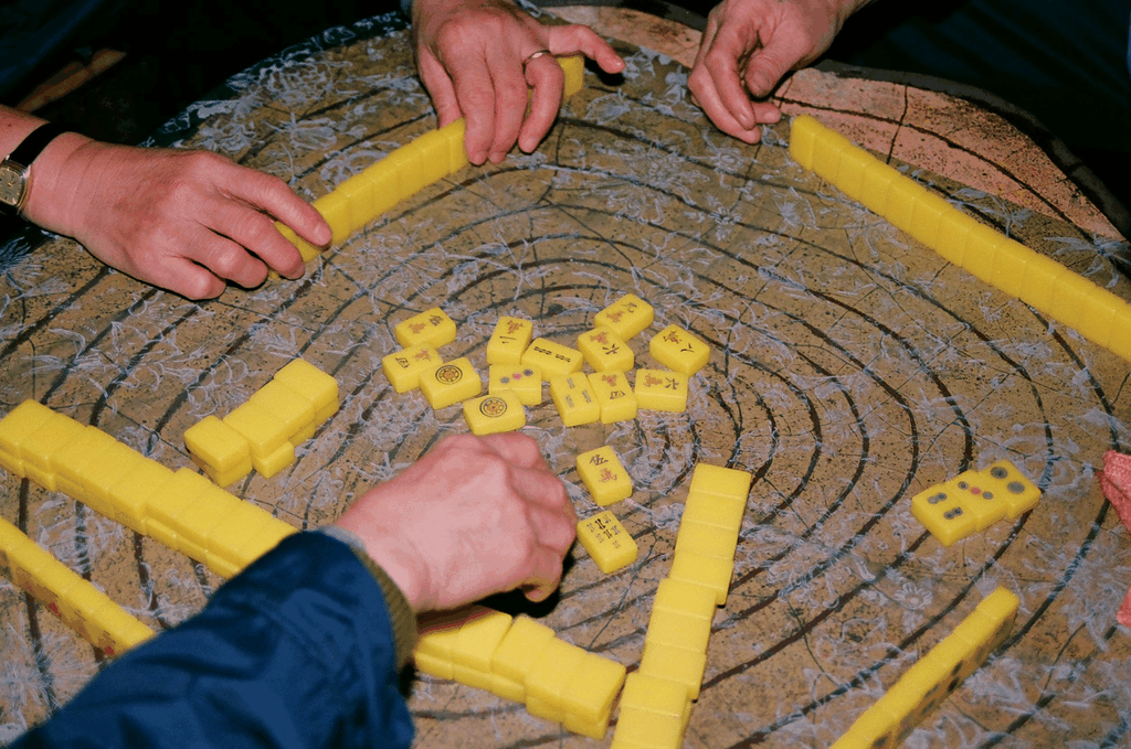 泛黄记忆中的麻将局