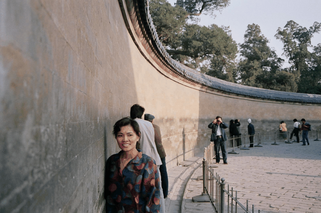 天坛回音壁前的游客