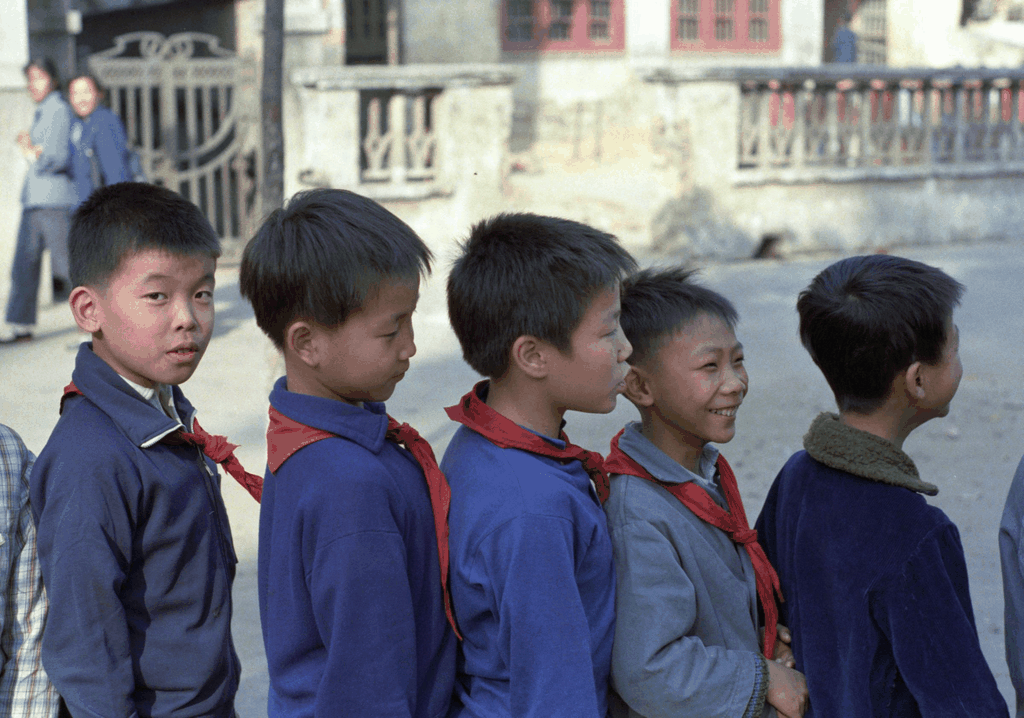 八十年代校园里的蓝衣少年