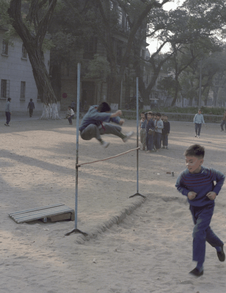 校园沙地上的跳高瞬间