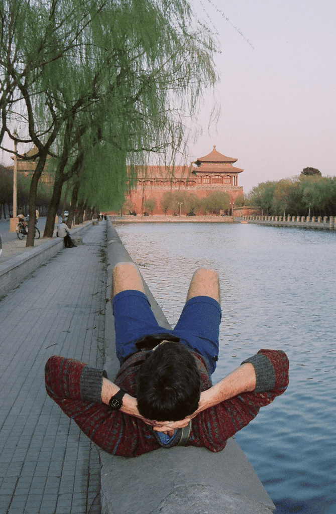 故宫角楼与护城河边的年轻人