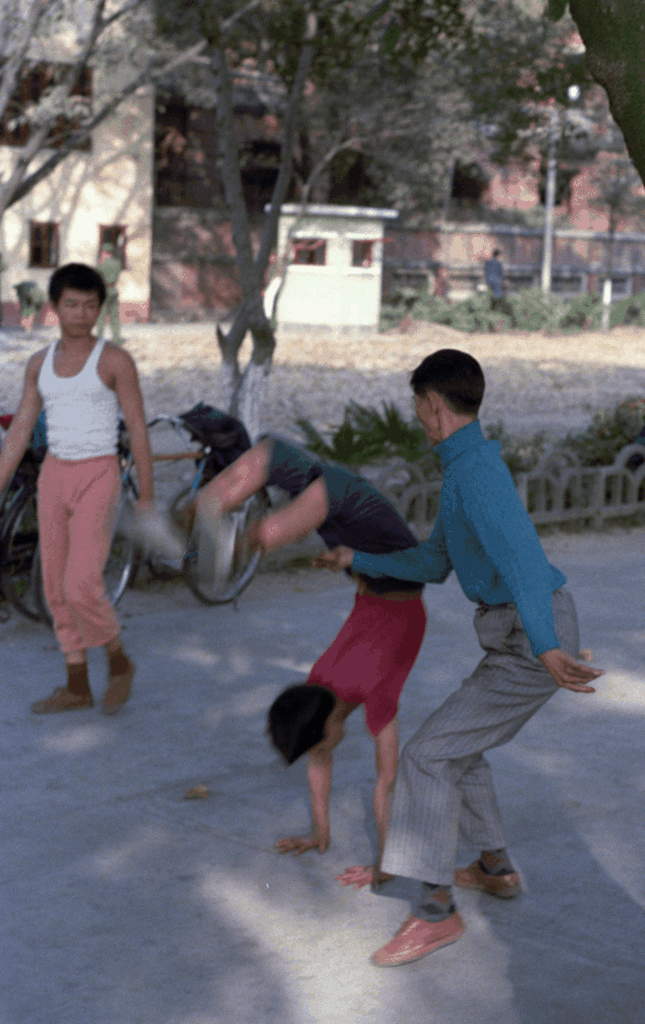 八十年代街头少年嬉戏