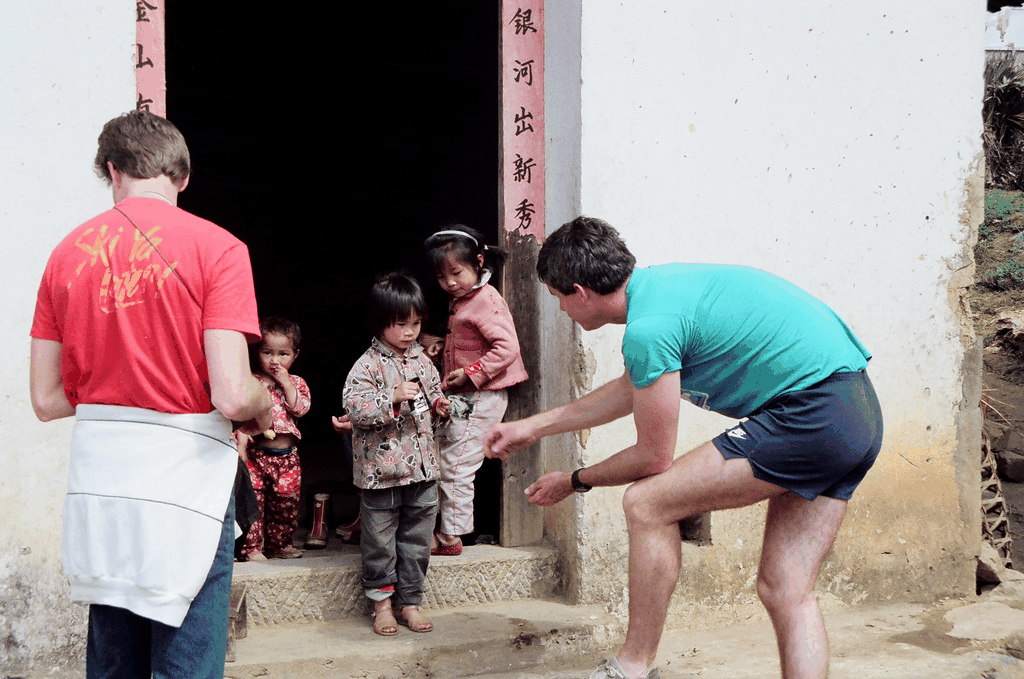 九十年代乡村外国访客与儿童互动