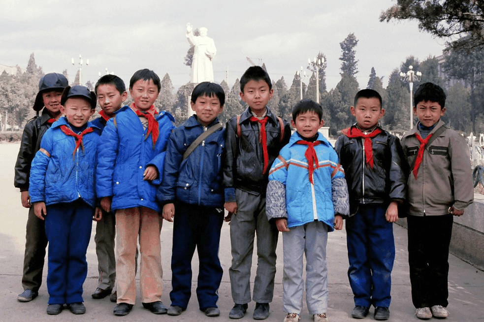 九个少年的冬日合影