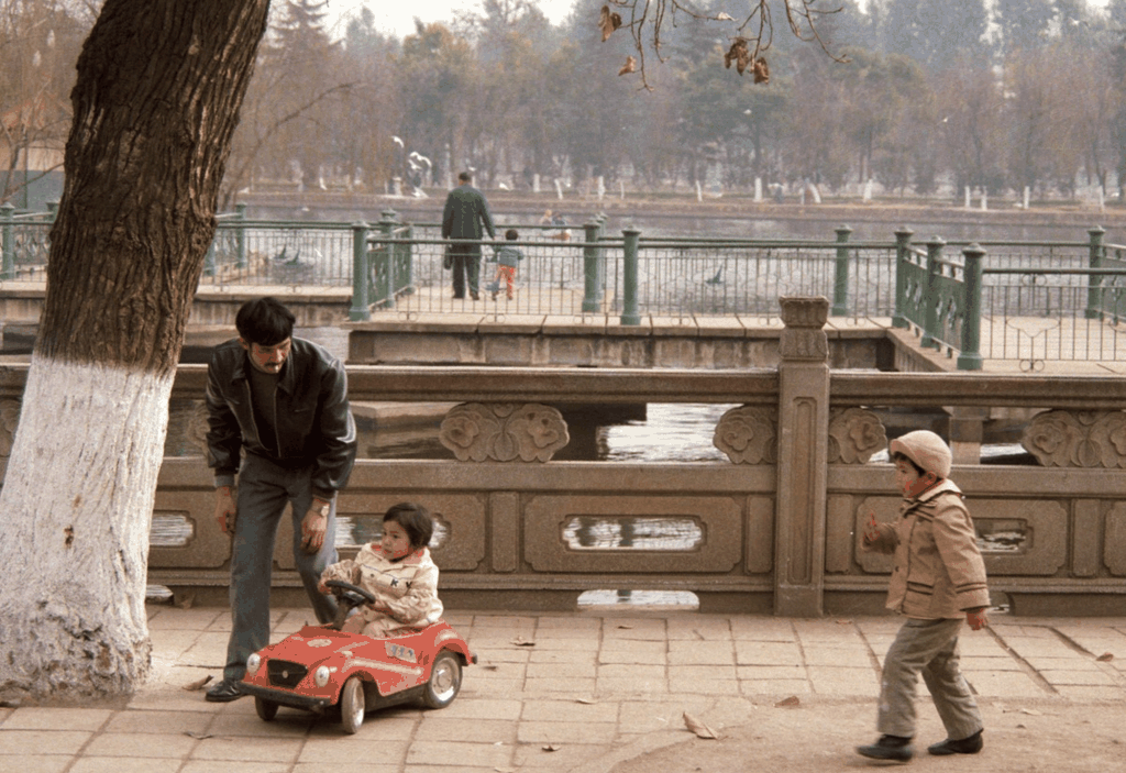 九十年代初公园里的亲子时光