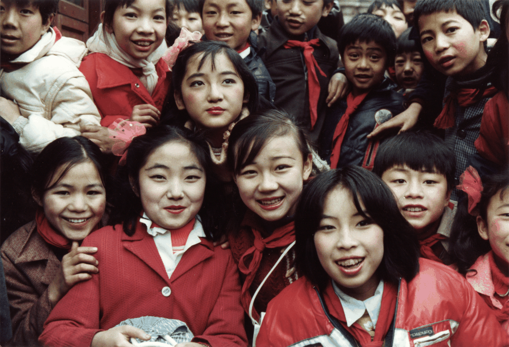 一群身着节日盛装的少先队员