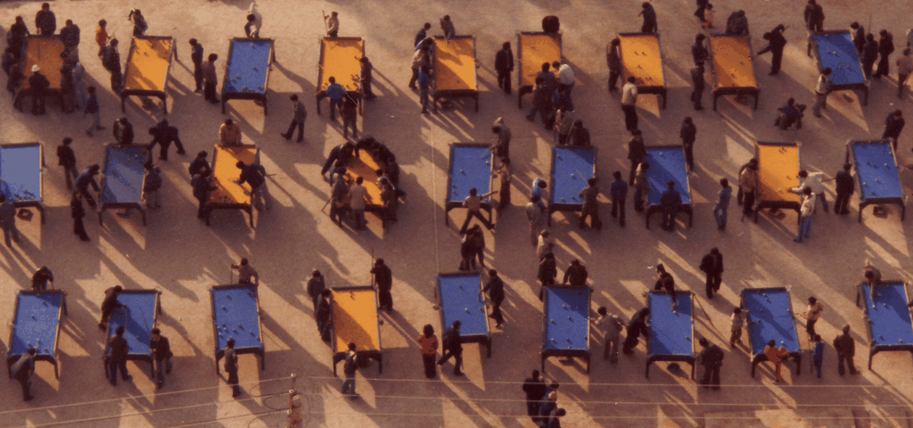 俯瞰视角的露天台球阵