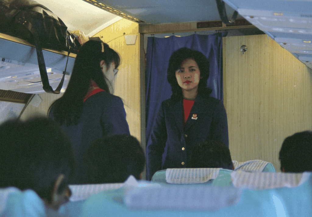 列车车厢内的乘务员与乘客