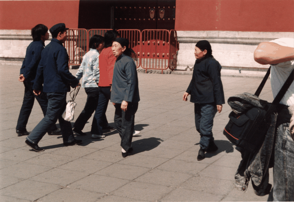 故宫门前的行人与老妇人