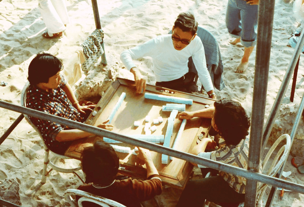 沙滩上的麻将局