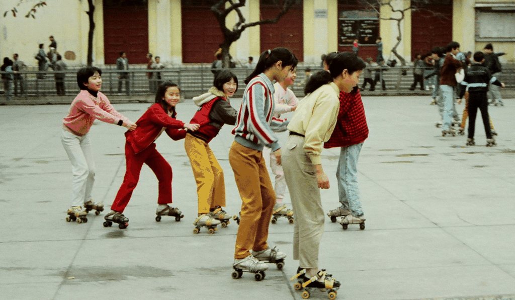 广场上的旱冰少女