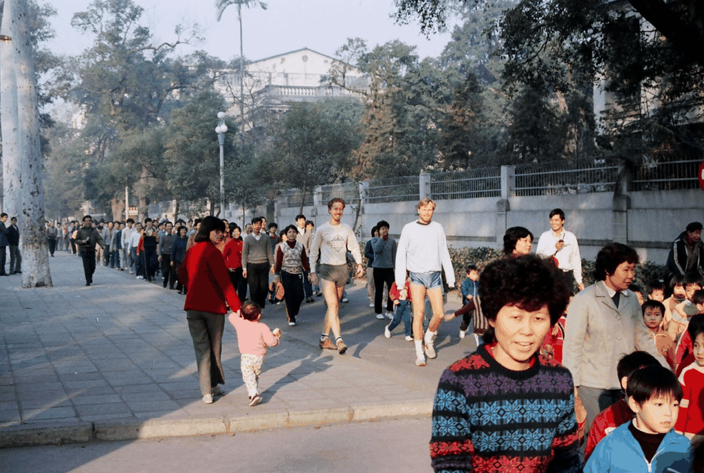 晨光中的异国跑者与市井烟火