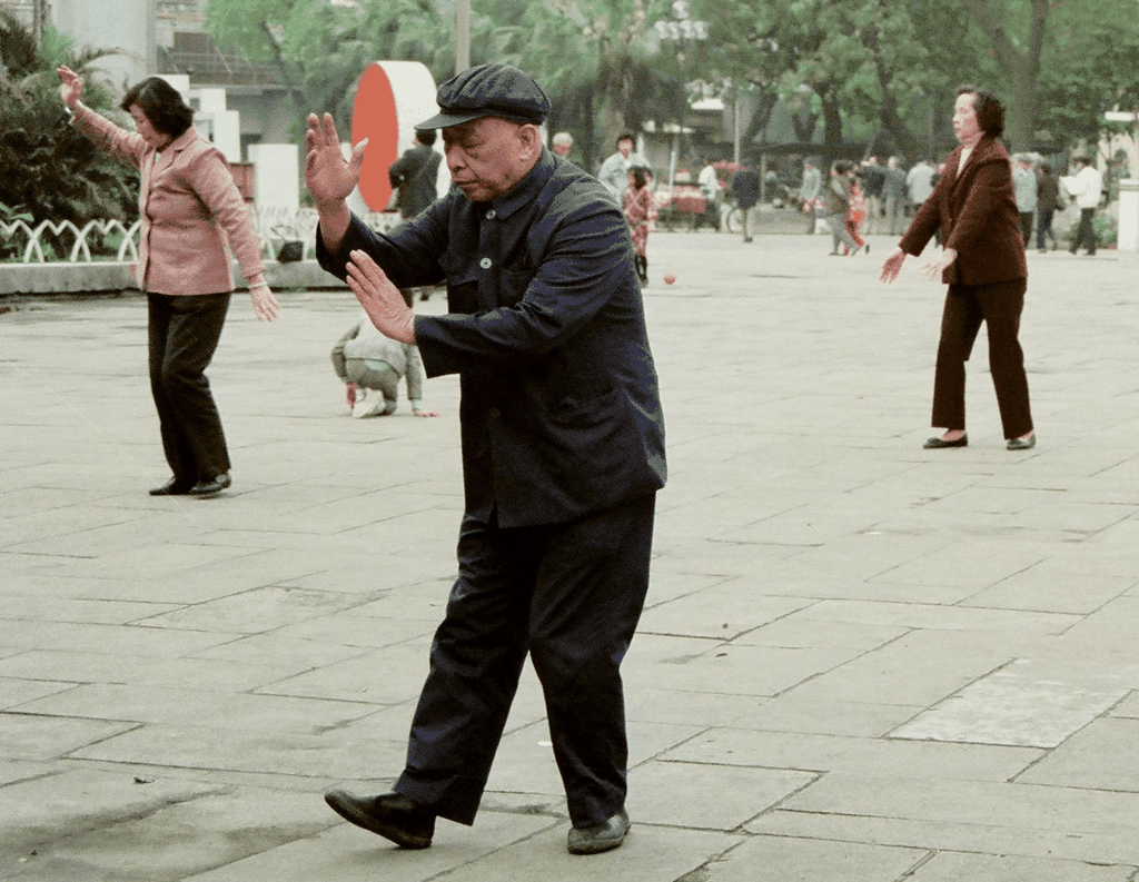 晨光里的太极老人