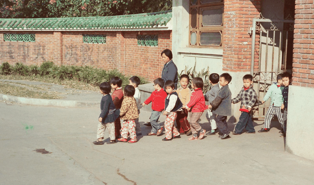 红墙绿瓦下的童年列车