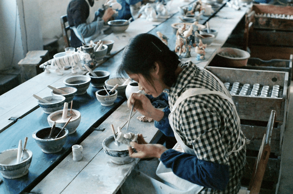 陶瓷女工专注工作的场景