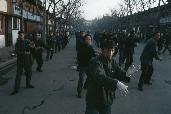 晨光里的集体修行：老街上的太极岁月