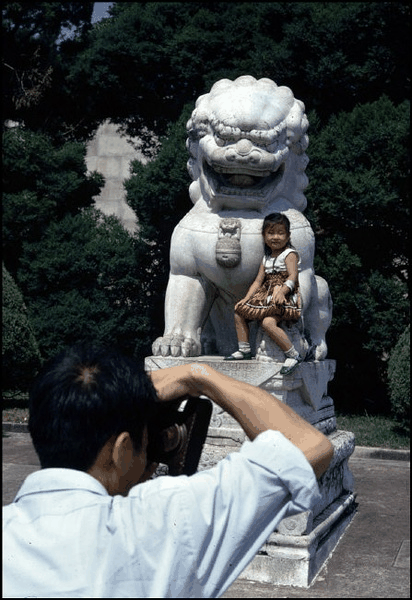 八十年代父女在石狮子前合影