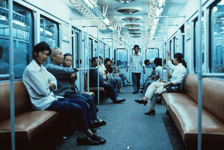 地铁车厢内的静谧时光