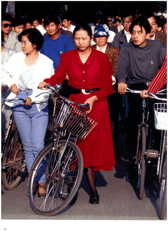 红衣女子与自行车洪流