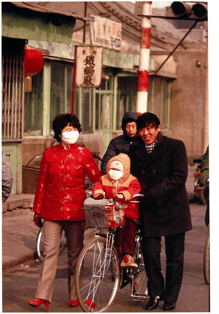 一家四口在街头