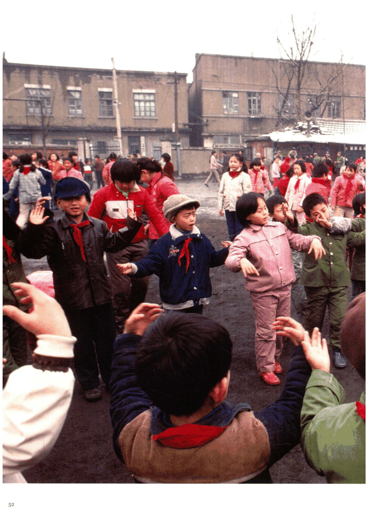 冬日操场上的孩子们