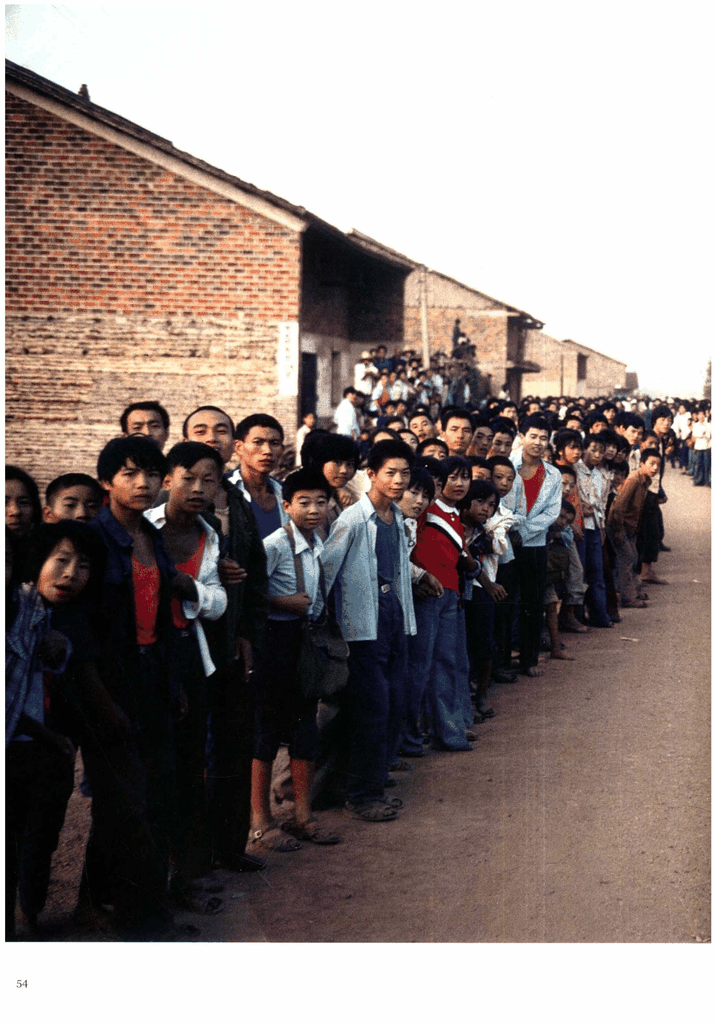 红砖墙前的长队