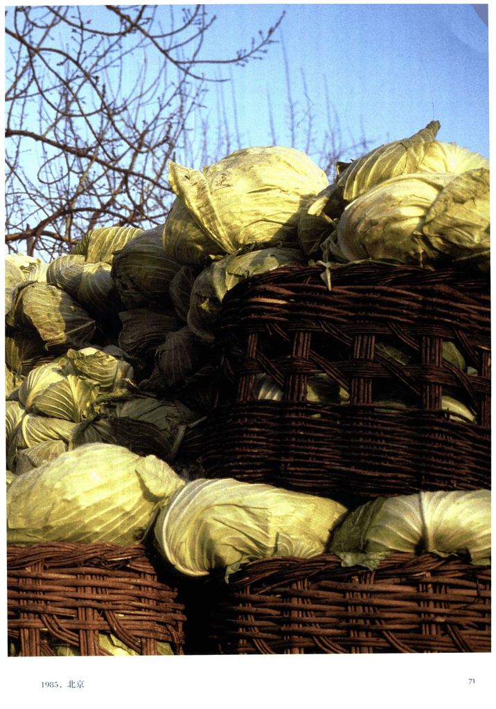1985年北京街头堆积的大白菜