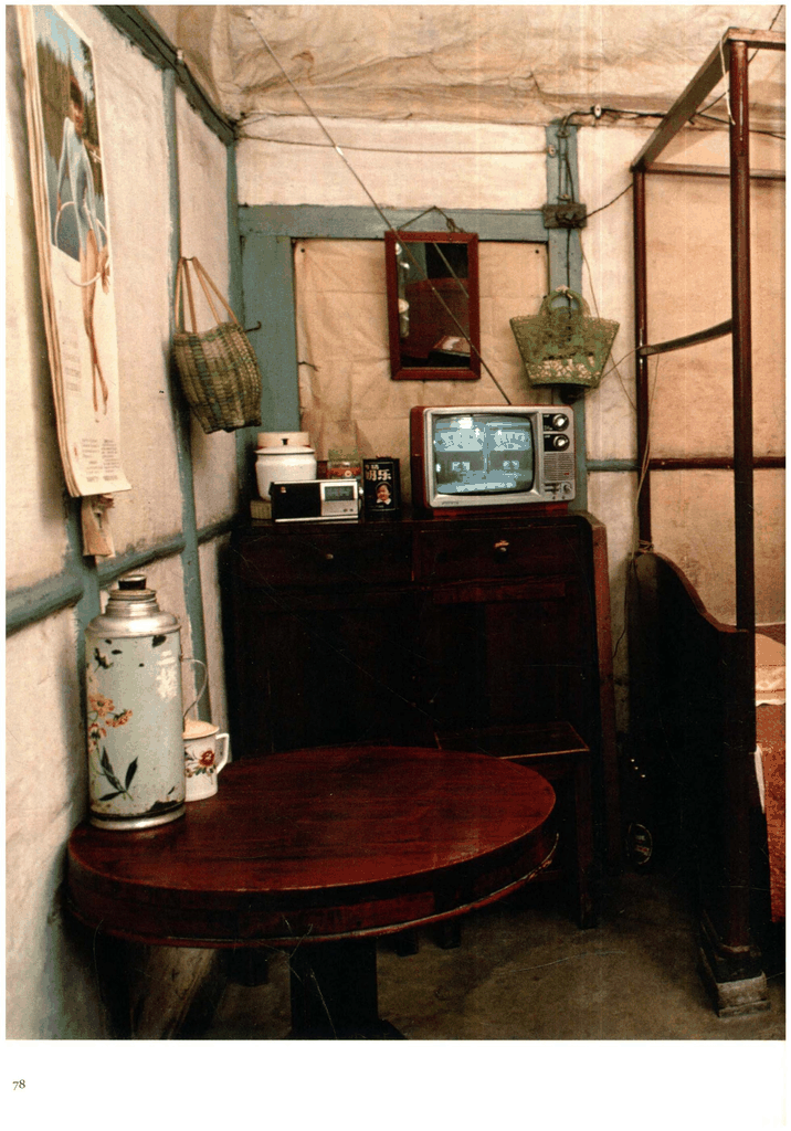 一张充满年代感的室内老照片