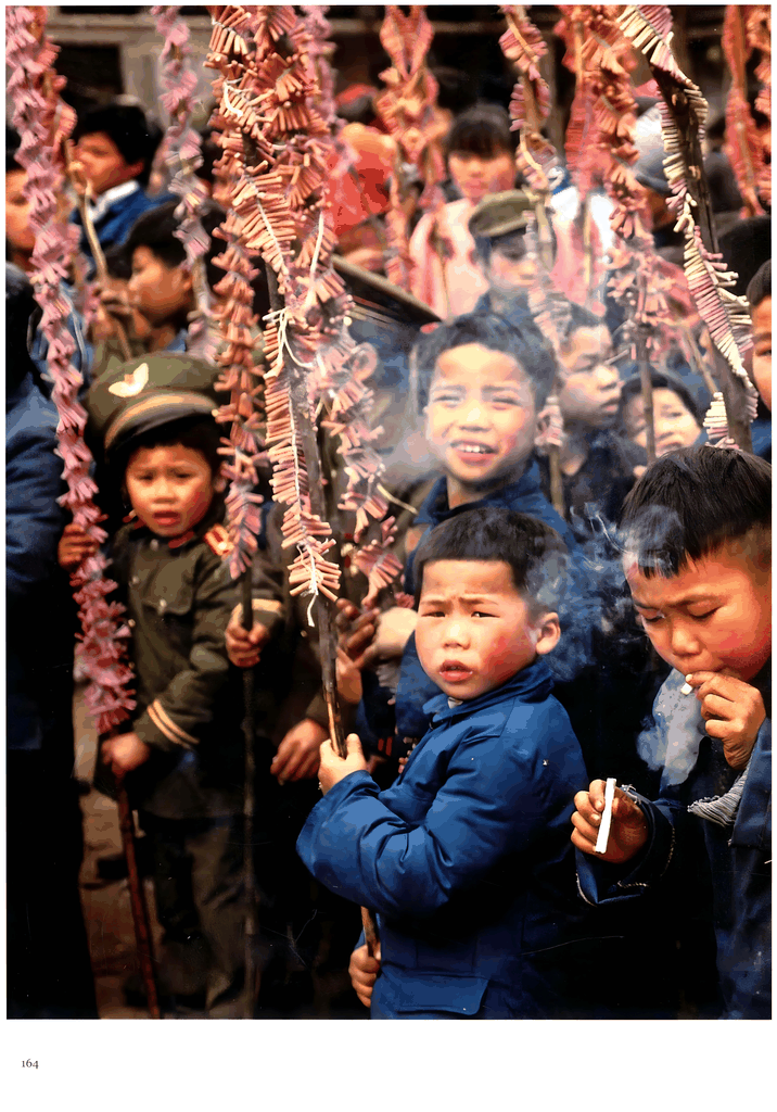 八十年代春节放鞭炮的孩子们