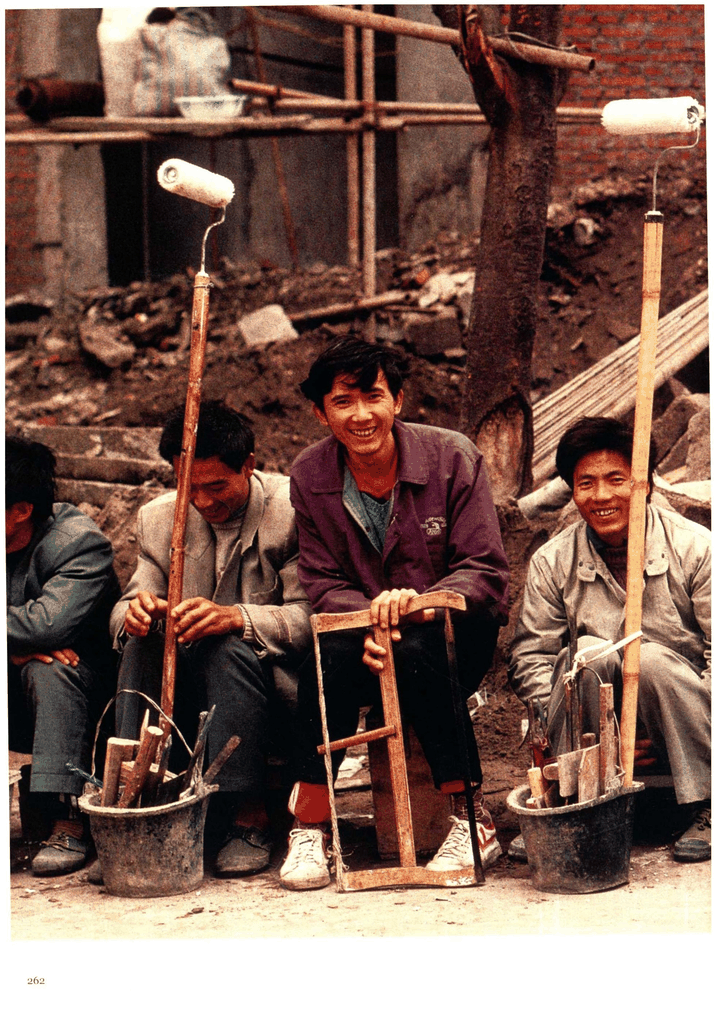 四位装修工人在工地休息