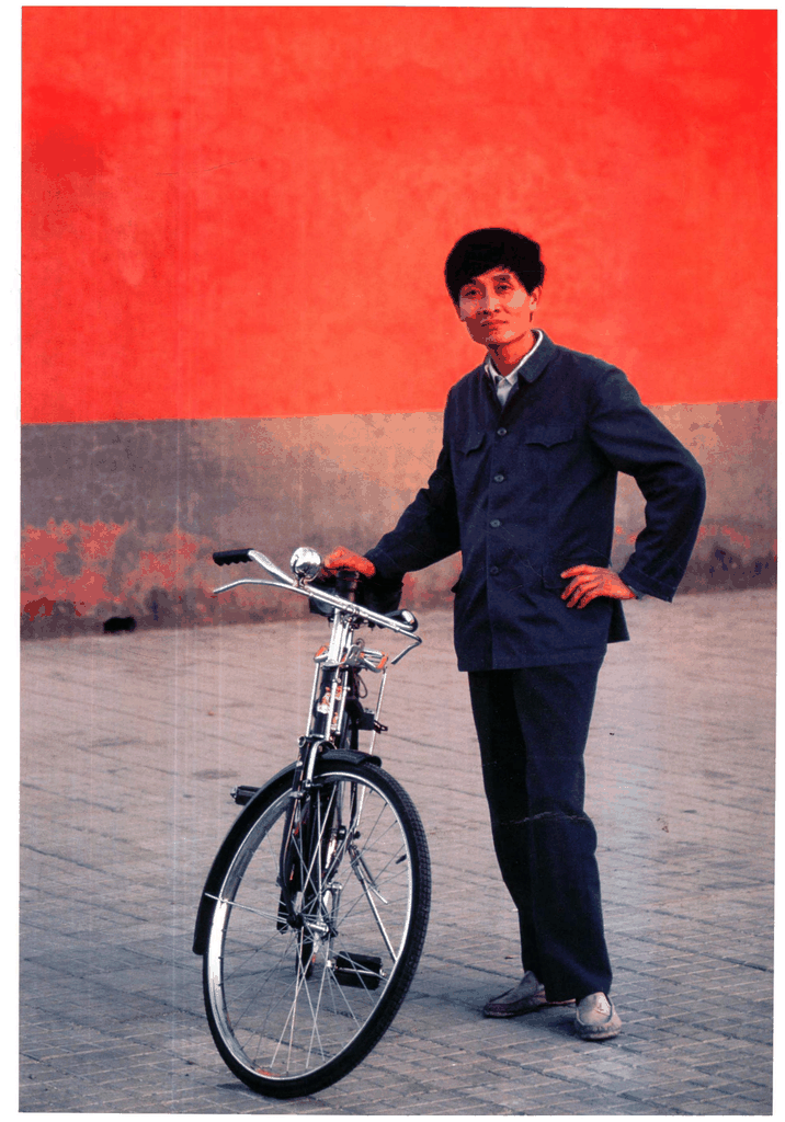 红墙下的青年与自行车