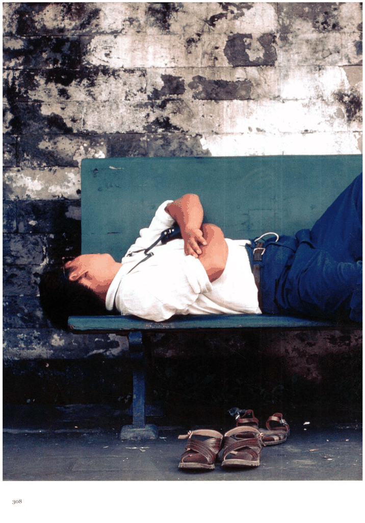 斑驳墙面下的休憩