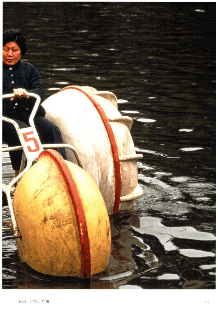 1985年广州脚踏船上的中年妇女