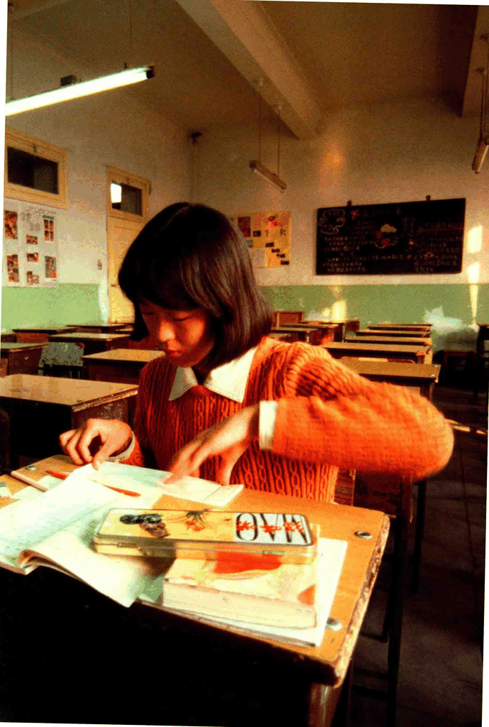 琥珀色的午后：课桌前的静谧时光