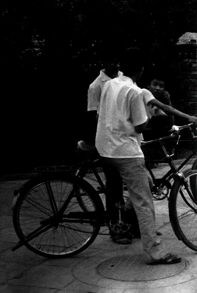 老街巷口的青春驻足