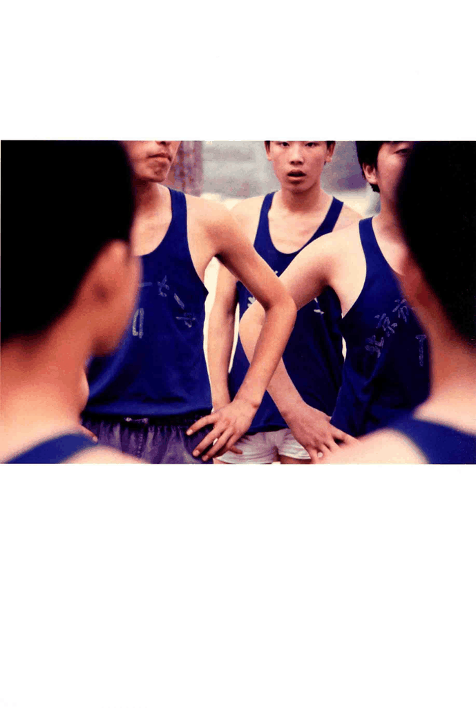 老照片中的蓝色背心少年