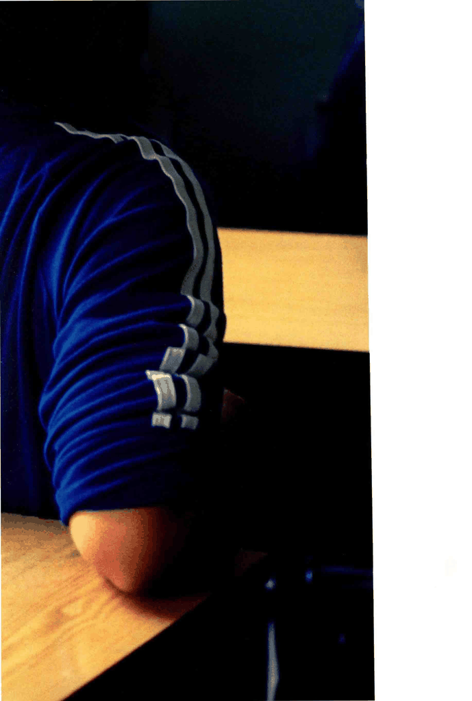 趴在课桌上的背影