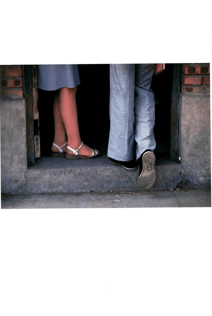 八十年代门槛前的男女腿部特写