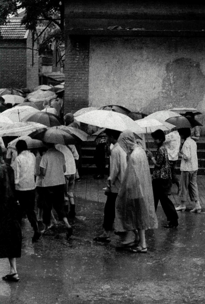 雨中匆匆的人群