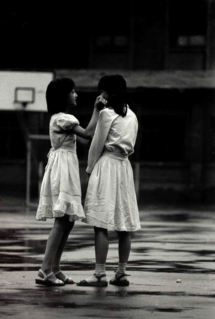 雨后操场上的两个女孩