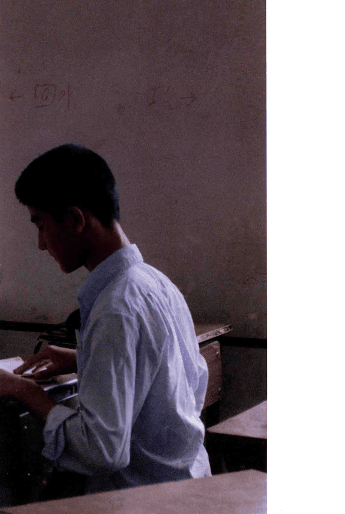 九十年代教室里的弹琴少年